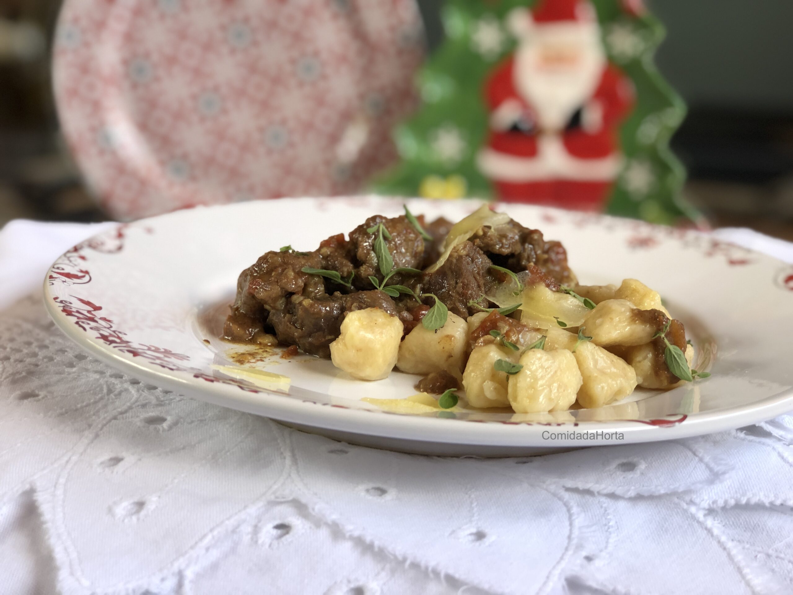 Nhoque de mandioca com acém